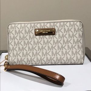 NWT Michael Kors Multi Function Wallet